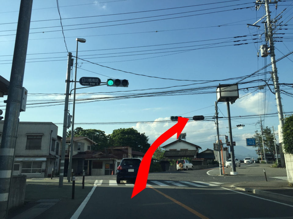 「七五三石」交差点をこえ、「日川橋南詰め」の交差点を道なりに進みます