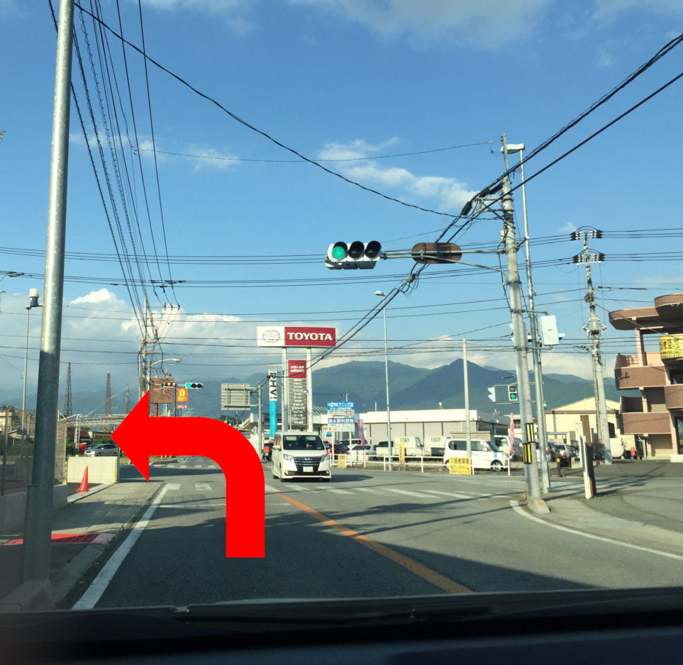日川郵便局・日川高校・セブンイレブンの前を通り、「下栗原」の交差点を左折します